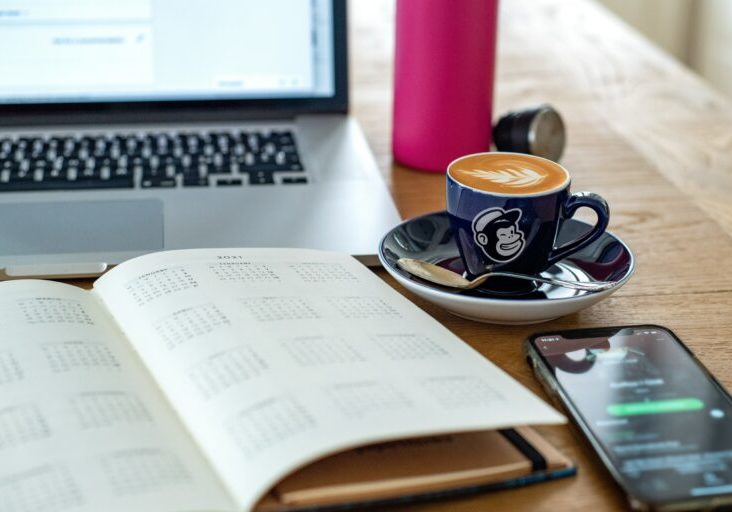 desk-with-coffee-with-late-art